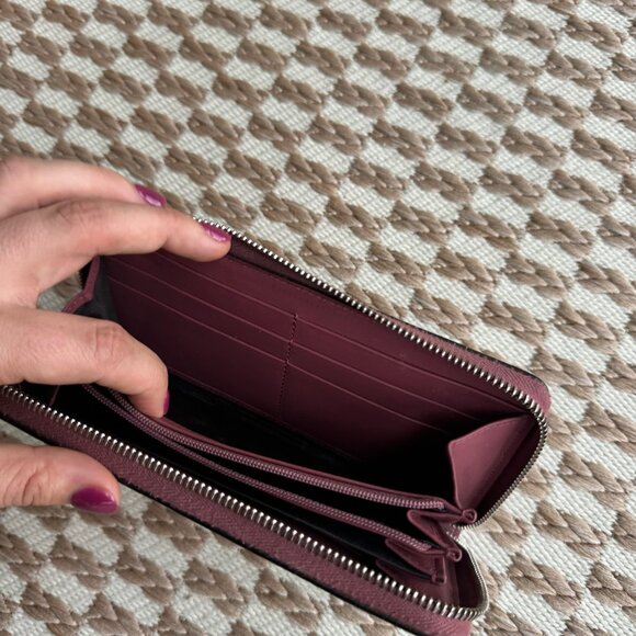 Like New Gucci Wallet - Picture 7 of 10